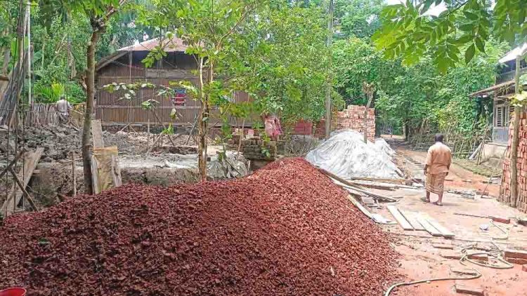 রাজাপুরে আদালতের নিষেধাজ্ঞা অমান্য করে বিল্ডিং নির্মাণের অভিযোগ