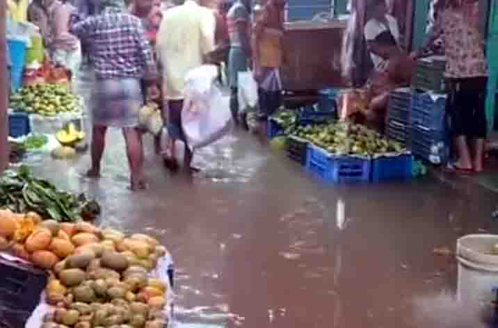 বামনার ডৌয়াতলা বাজারে নেই ড্রেনেজ ব্যবস্থা, জলাবদ্ধতায় দুর্ভোগ