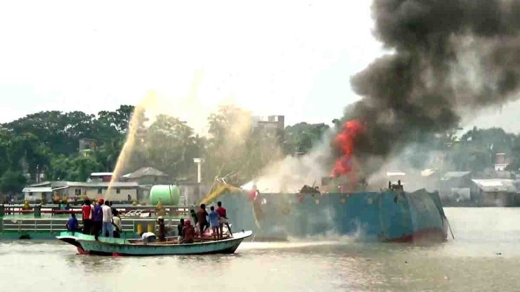 ঝালকাঠিতে তেলবাহী জাহাজ বিস্ফোরণ, দগ্ধ-৫, নিখাজ-৪