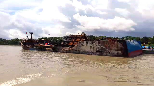 ঝালকাঠির সুগন্ধা নদীতে অগ্নিকাণ্ডে ক্ষতিগ্রস্ত ‘সাগর নন্দিনী-২’ জাহাজ থেকে পানি ও ফোম মিশ্রিত প্রায় ৮০ হাজার পেট্রোল অপসারণ