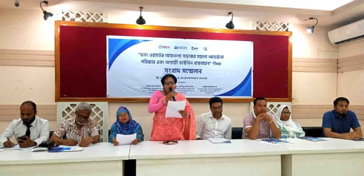 ঝালকাঠি প্রেসক্লাবে ডেমোক্রেসি ইন্টারন্যাশনালে ফেলোদের সংবাদ সম্মেলন