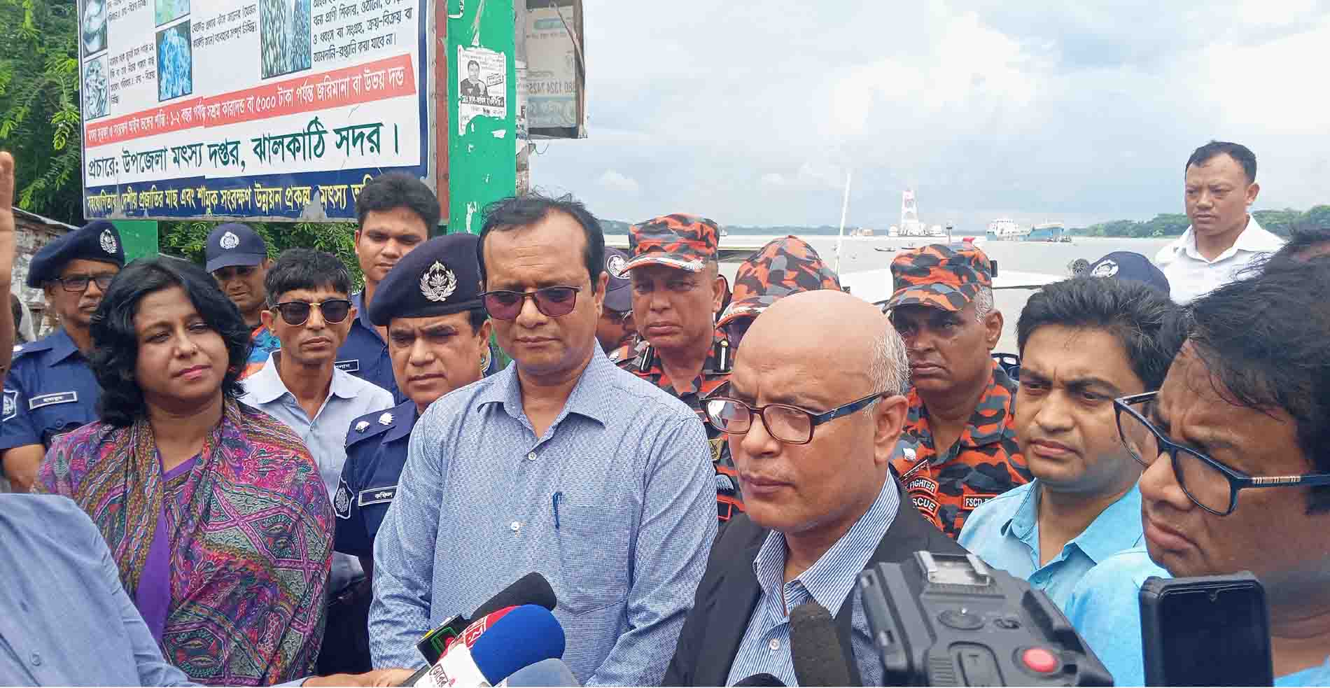 ঝালকাঠিতে জ্বালানী ও খনিজ সম্পদ বিভাগ সচিবের ট্যাংকার বিস্ফোরণের স্থান পরিদর্শন