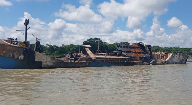ঝালকাঠিতে সাগর নন্দিনীর-২ জাহাজে জালানী থাকার আশঙ্কায় আতঙ্ক কাটেনি উদ্ধাকারীদের