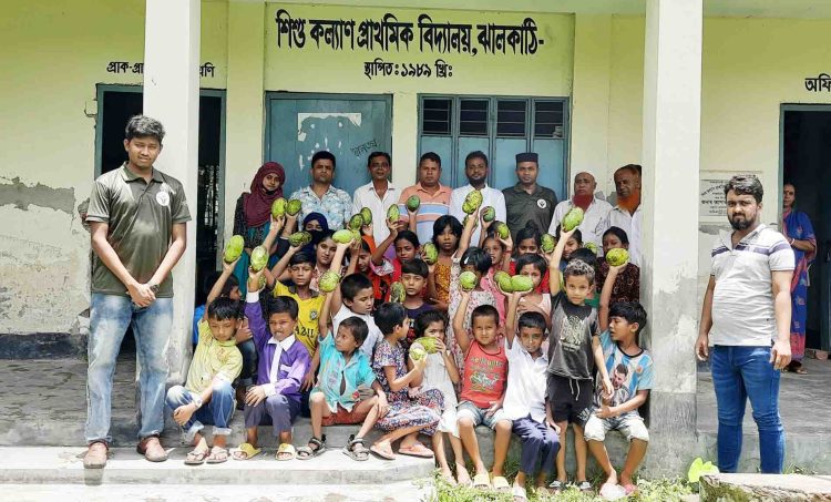 ইয়াসের উদ্যোগে শিশু কল্যান প্রাথমিক বিদ্যালয়ে শিক্ষার্থীদের নিয়ে আম উৎসব