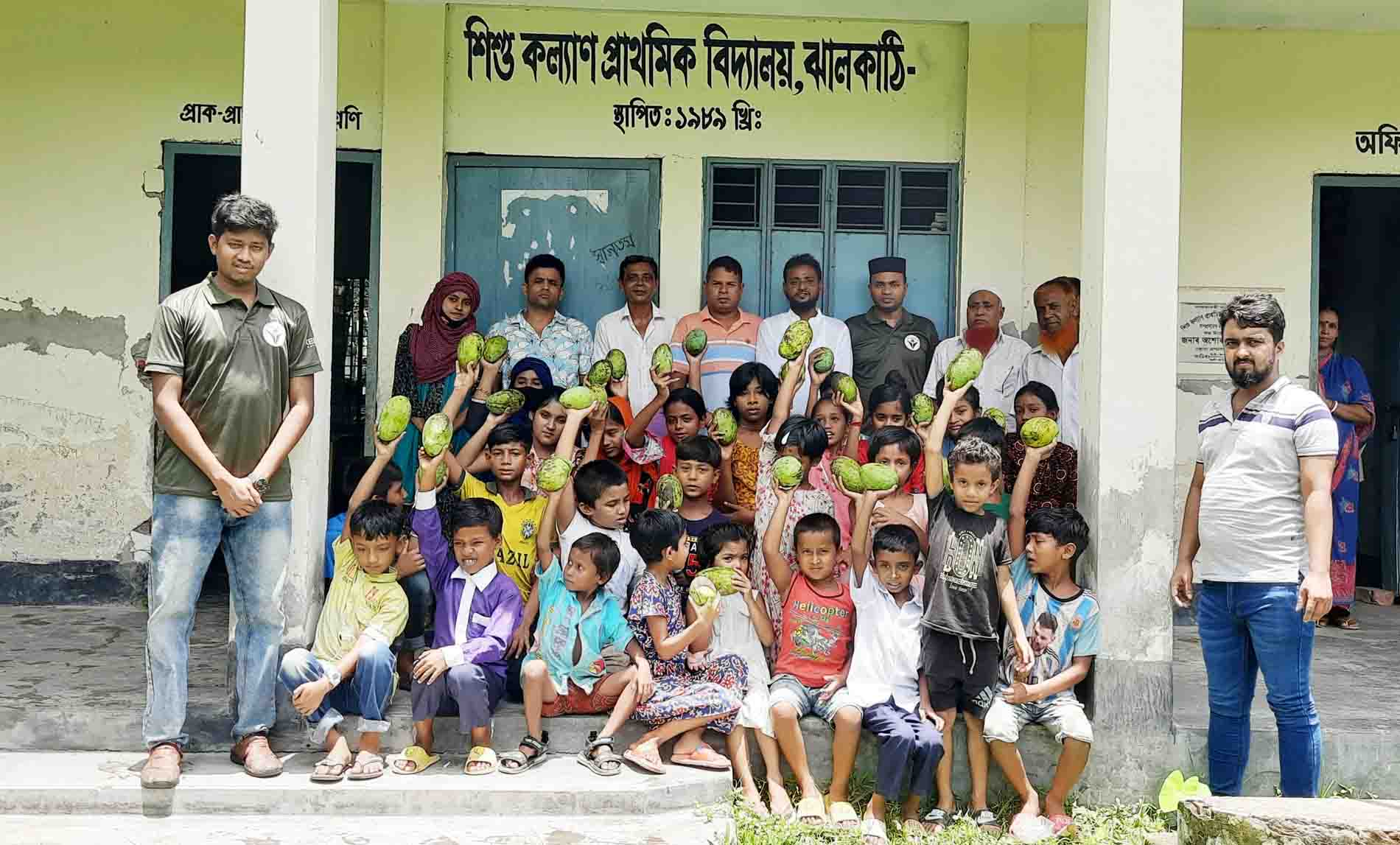 ইয়াসের উদ্যোগে শিশু কল্যান প্রাথমিক বিদ্যালয়ে শিক্ষার্থীদের নিয়ে আম উৎসব