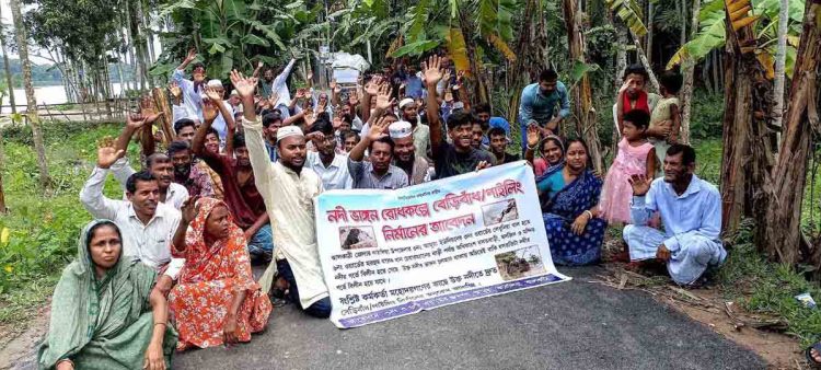 কাঠালিয়ায় বাকের নদী ভাঙ্গনরোধে মানববন্ধন ও সড়ক অবরোধ