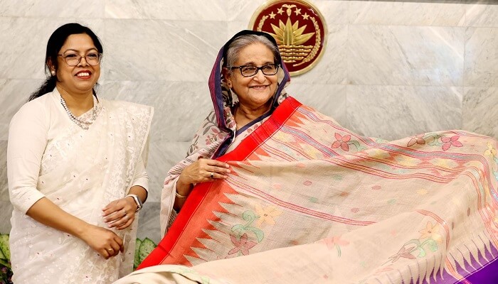 কলাগাছের তন্তু থেকে তৈরি শাড়ি উপহার প্রধানমন্ত্রীকে