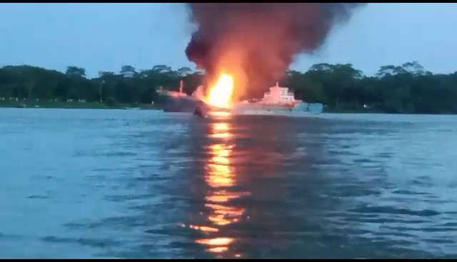 ঝালকাঠির সুগন্ধা নদীতে আবারও তৈলবাহী জাহাজে বিস্ফোরণ, ৯ পুলিশসহ ১১ জন দগ্ধ।