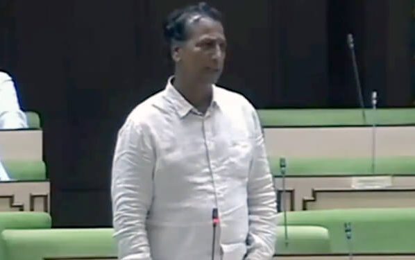 সরকারের সাফল্য নিয়ে প্রশ্ন তোলাতে বরখাস্ত মন্ত্রী
