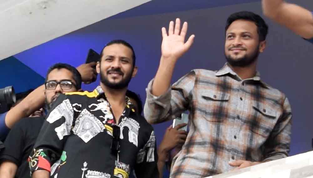 বিনামূল্যে ওষুধ বিতরণ ও রক্তদান কর্মসূচীর উদ্বোধণ করলেন সাকিব আল হাসান