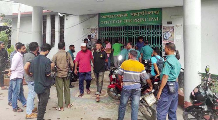 বরিশালে সাংবাদিকদের ওপর ডাক্তারদের হামলা