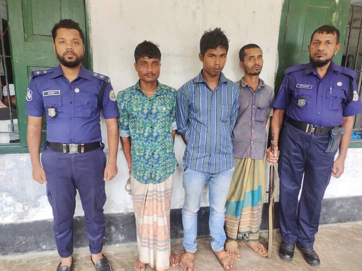 বরগুনার বামনায় ০৩ জন কুখ্যাত চোর আটক। 