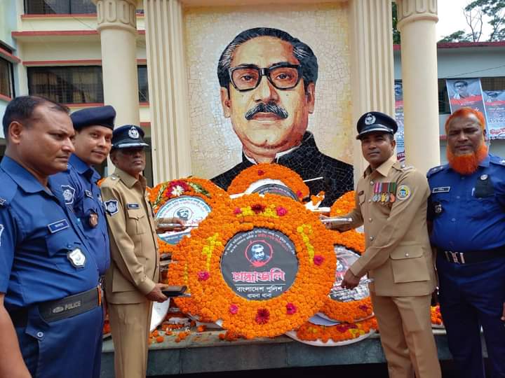 বঙ্গবন্ধুর প্রতিকৃতিতে পুষ্পস্তবক অর্পণ করেন বামনা থানা অফিসার ইনচার্জ