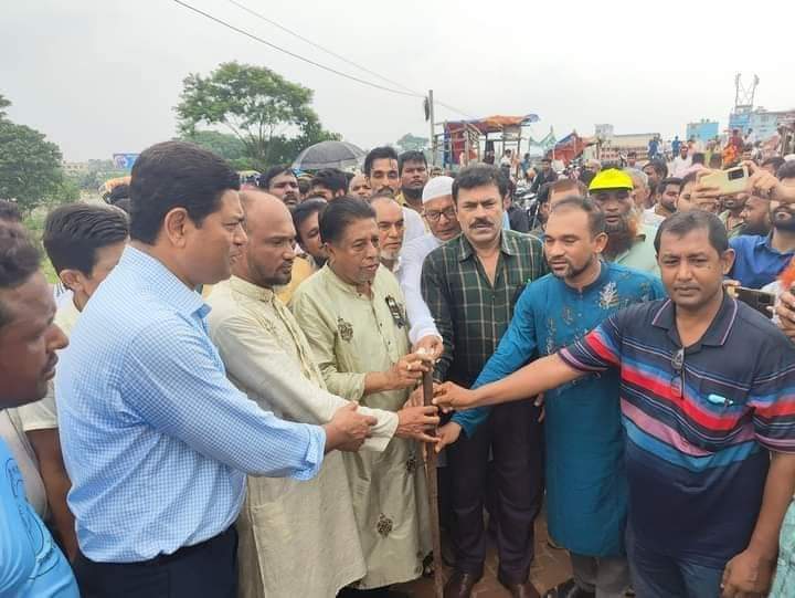 বরগুনার লাকুরতলা ব্রীজ সংলগ্ন রাস্তার সংস্কার কাজের শুভ উদ্বোধন করেন এমপি শম্ভ