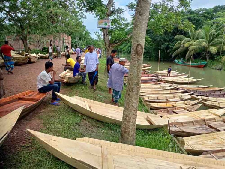 জমেছে দক্ষিণাঞ্চলের সবচেয়ে বড় নৌকার হাট
