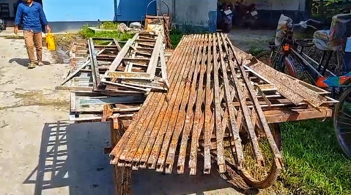 ঝালকাঠি প্রানী সম্পদের আসবাব পত্র বিক্রি হলো নিলাম ছাড়া