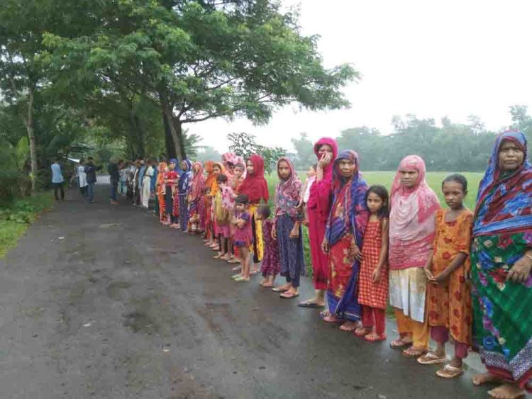 বামনায় প্রতিবেশীর বাড়িতে সন্ত্রাসী হামলা ও নগদ টাকা সহ স্বর্নালঙ্কার লুটপাট।