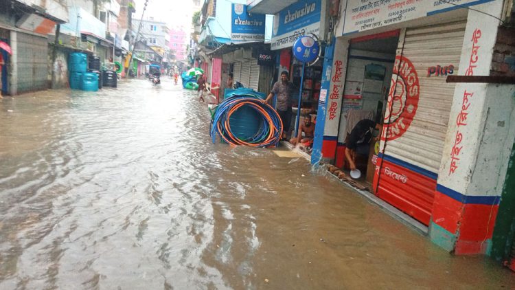 বিরামহীন ভারী বৃষ্টি ও পূর্ণিমার জোঁয়ের প্রভাবে জোয়ারের পানিতে ঝালকাঠি নিম্নাঞ্চল প্লাবিত