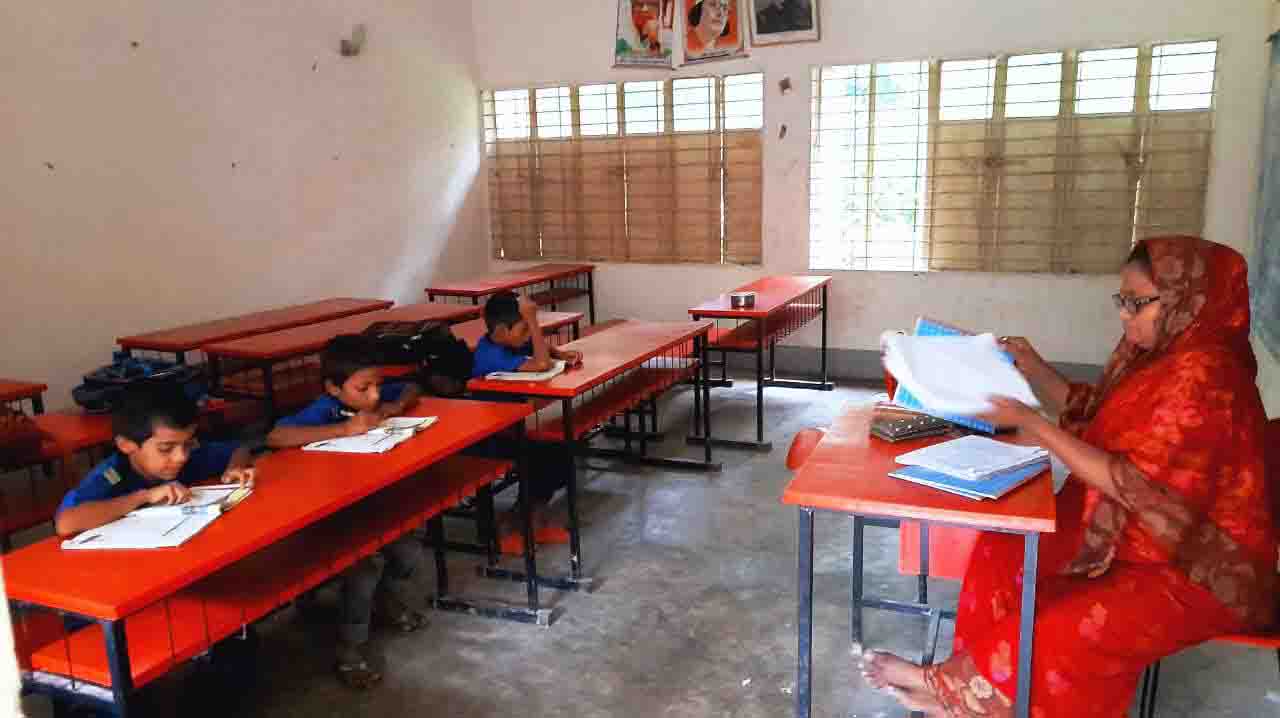 রাজাপুরে চর পালট স্কুলে উপস্থিত মাত্র ৬ শিক্ষার্থী, ৪ শিক্ষকের ২ জন অনুপস্থিত, ব্যাহত পাঠদান