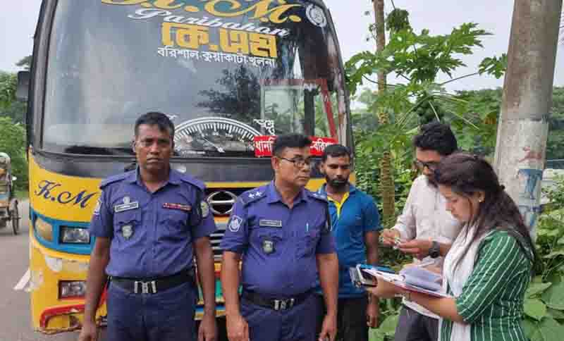 নলছিটিতে ড্রাইভিং লাইসেন্স না থাকায় ২ বাস চালককে জরিমানা