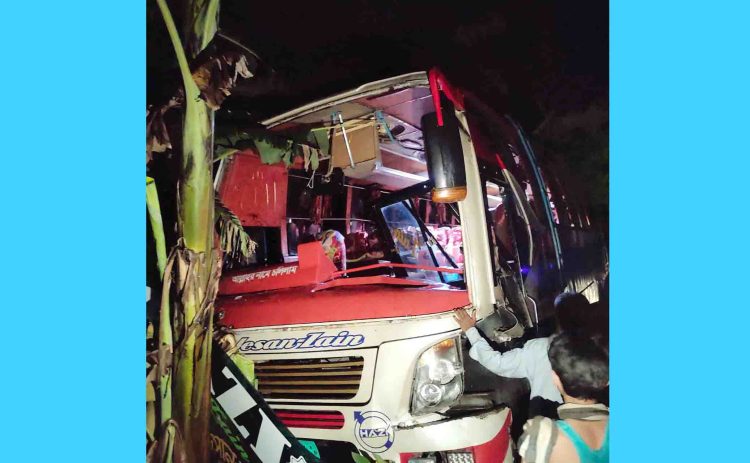ঝালকাঠিতে যাত্রীবাহি বাস নিয়ন্ত্রণ হারিয়ে খাদে, আহত ৫