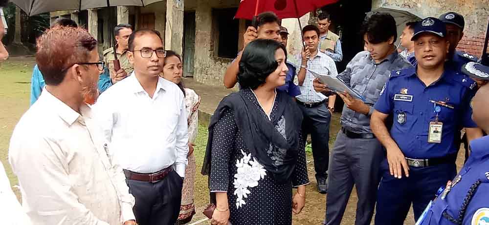 ঝালকাঠি জেলা প্রশাসকের কাঠালিয়া উপজেলার ভোট কেন্দ্র পরিদর্শন