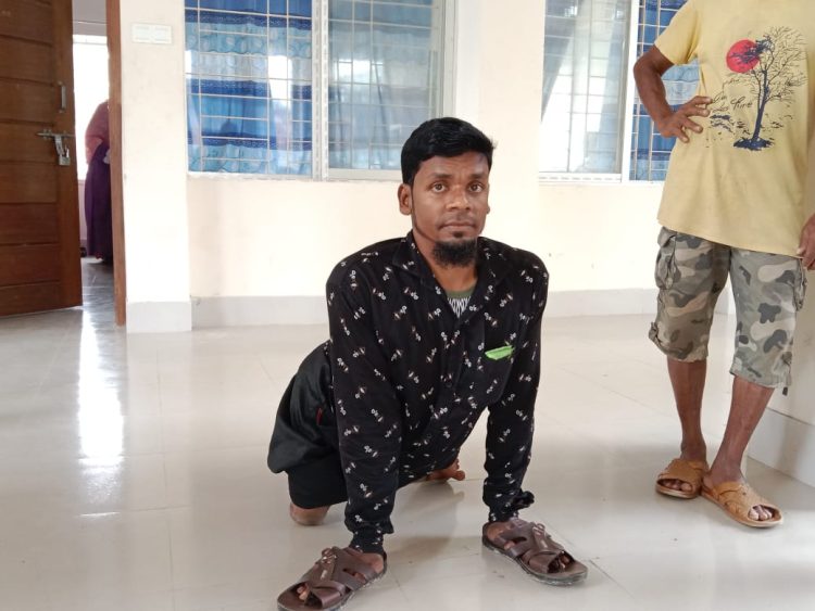 দুই হাতে ভর করে চলা প্রতিবন্ধী সোহাগ হাওলাদারের সংসার চলে রিকশা চালিয়ে
