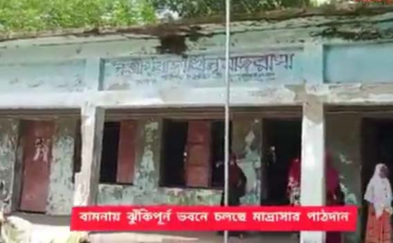 বরগুনার বামনায় শ্রেণিকক্ষ ছেড়ে বারান্দায় পাঠদান