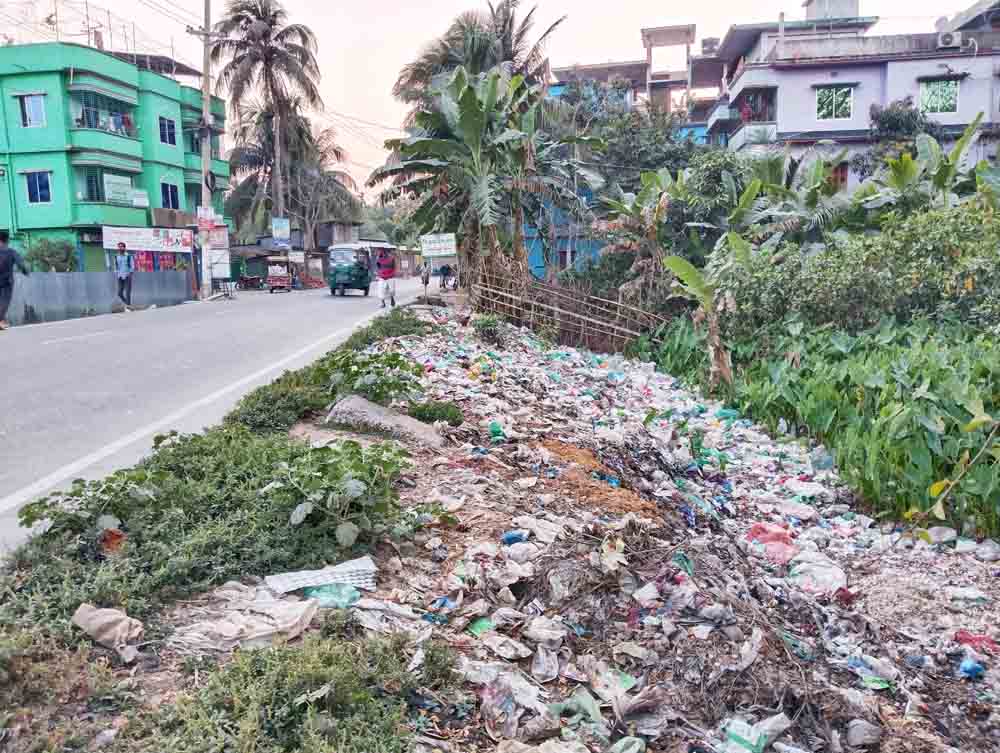 ঝালকাঠিতে ময়লা আবর্জনার দুর্গন্ধে অতিষ্ঠ এলাকাবাসী, সৃষ্টি হচ্ছে ডেঙ্গু মশার আবাসস্থল!