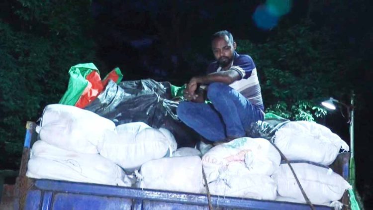 ঝালকাঠিতে এক ট্রাক নিষিদ্ধ পলিথিনসহ তিনজন আটক