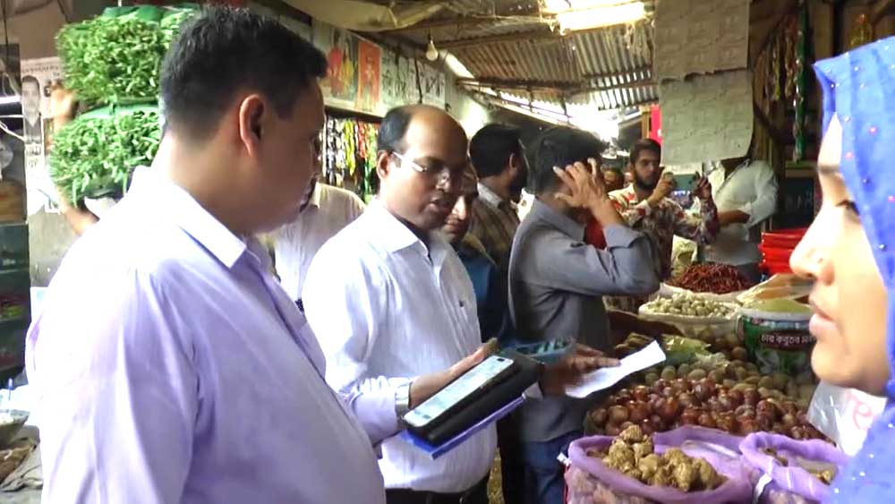 নিত্যপণ্যের মূল্য সঠিক রাখতে ঝালকাঠিতে বাজার মনিটরিংয়ে জেলা প্রশাসন