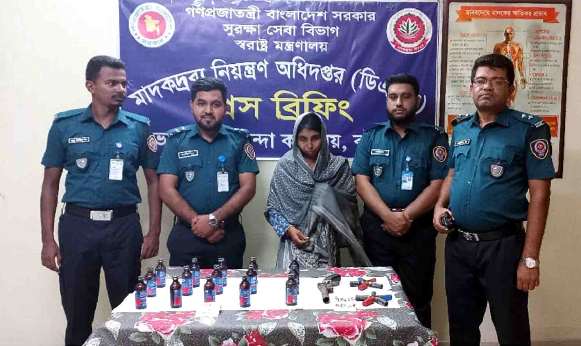 রাজাপুরে পিস্তল গুলি ও ফেনিসিডিলসহ এক নারী আটক 