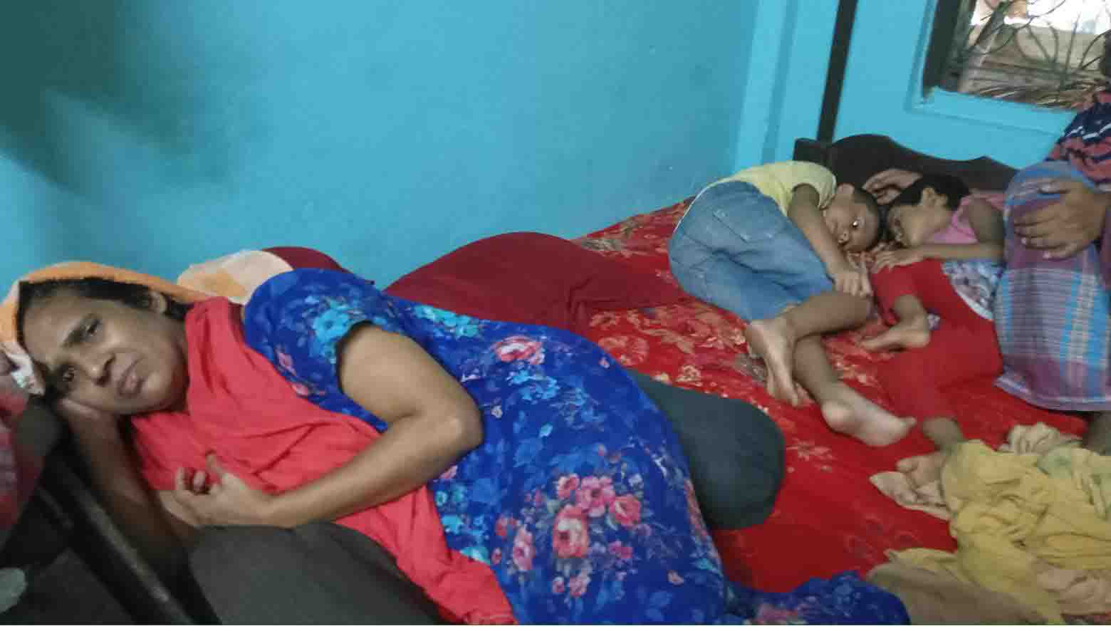 ঝালকাঠিতে চোর গৃহবধুকে কুপিয়ে পালিয়েছে