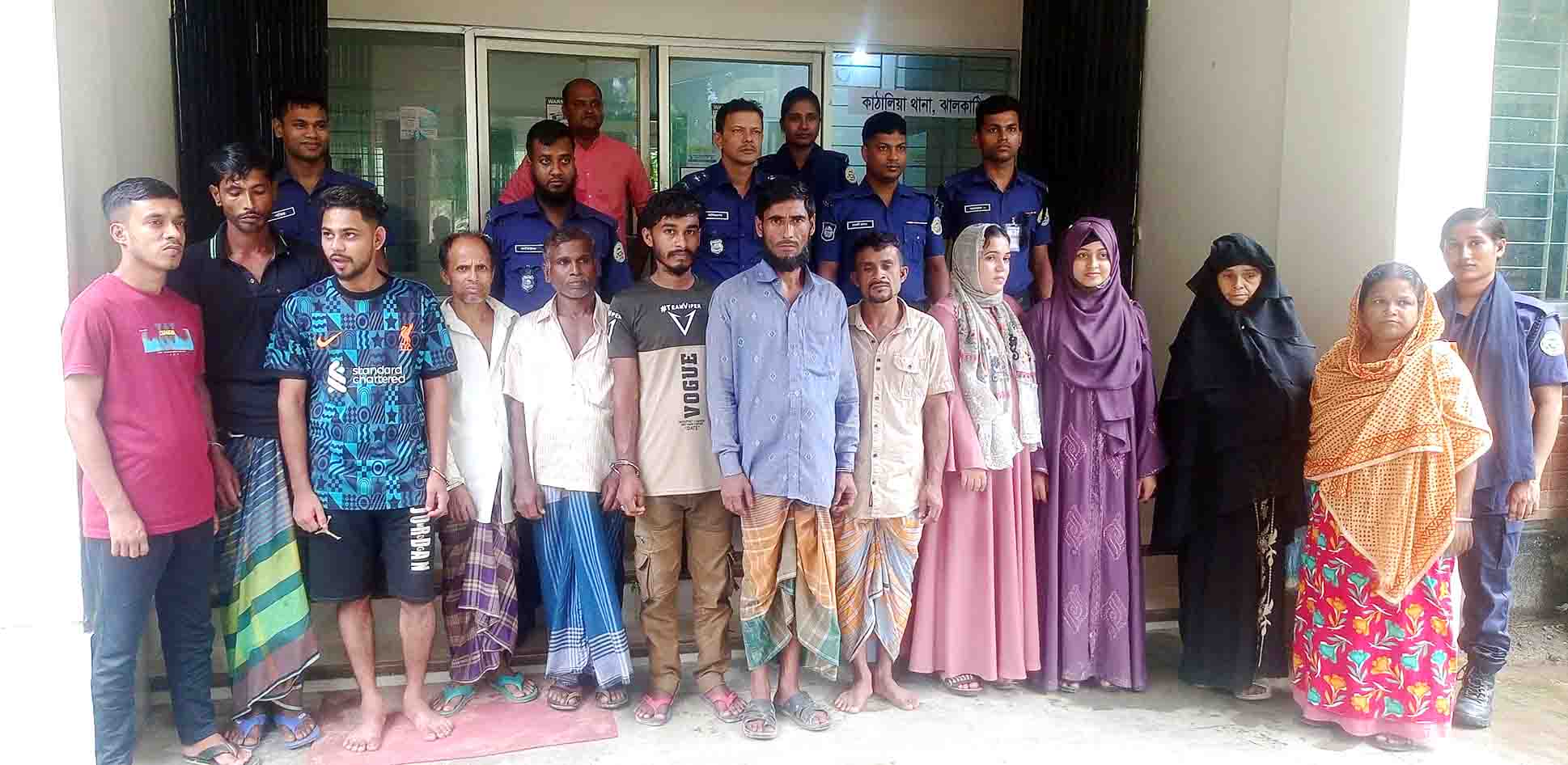 কাঠালিয়ায় ওয়ারেন্টভুক্ত ১২ আসামি গ্রেফতার