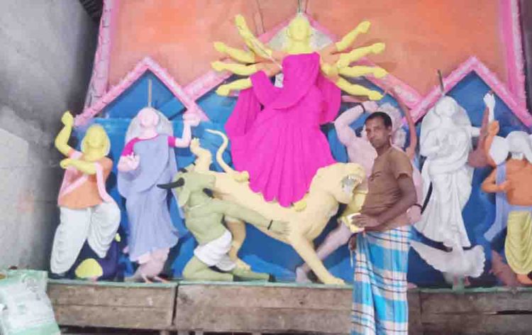 শেষ মুহূর্তের ব্যস্ততায় বরিশালের প্রতিমা শিল্পীরা