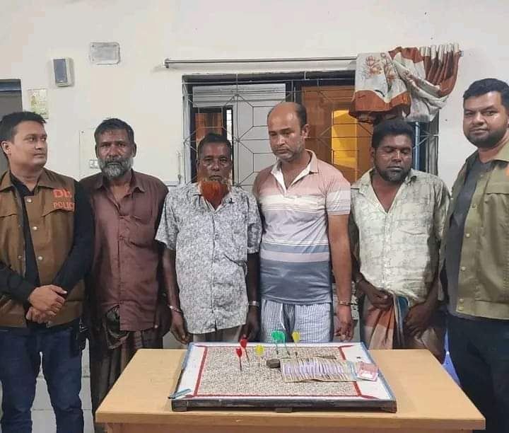 বরগুনায় ডিবি পুলিশের অভিযানে ০৪ জুয়াড়ি আটক