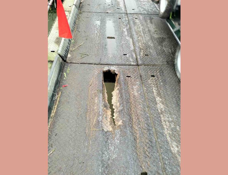 রাজাপুর-কাঁঠালিয়া সড়কে বেদুরিয়া নদীর উপরে ৪০বছর পূর্বে নির্মিত ব্রিজের বেহাল দশা, দুর্ঘটনার আশঙ্কা