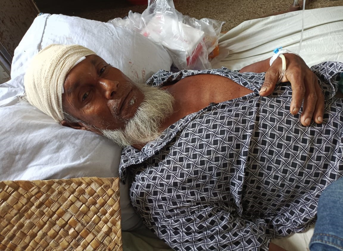 রাজাপুরে ছোট ভাইয়ের ইন্ধনে বড় ভাইয়ের উপরে হামলার অভিযোগ