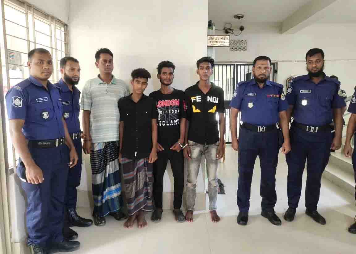 কাঠালিয়ায় দেশীয় অস্ত্রসহ চার ডাকাত গ্রেফতার