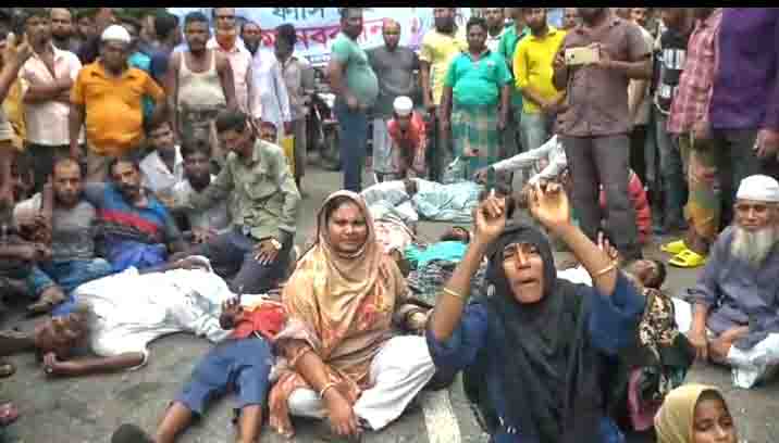 ঝালকাঠিতে হত্যার প্রতিবাদ ও খুনিদের ফাঁসির দাবিতে মহাসড়ক অবরোধ করে মানববন্ধন