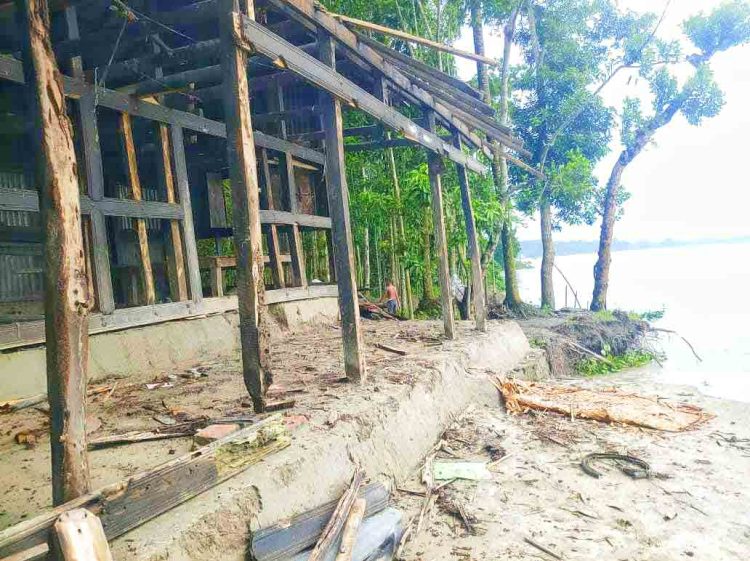 সুগন্ধার তীব্র ভাঙ্গে কেড়ে নিল বিধবা আকলিমার শেষ সম্বল খোলা আকাশের নিচে বসবাস 