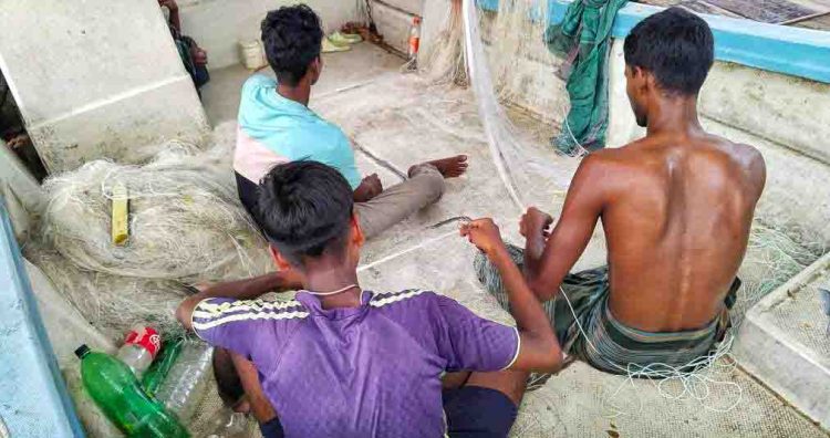 ঝালকাঠিতে নিষেধাজ্ঞা অমান্য করে মা ইলিশ নিধনের প্রস্তুতি নিচ্ছেন অসাধু জেলেরা