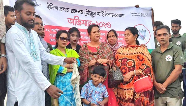 ইয়াসের আয়োজনে ঝালকাঠিতে মা ইলিশ সংরক্ষন অভিযান