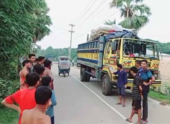 বরগুনার পাথরঘাটায় ট্রাকের ধাক্কায় ঝড়ে গেল তাজা প্রান