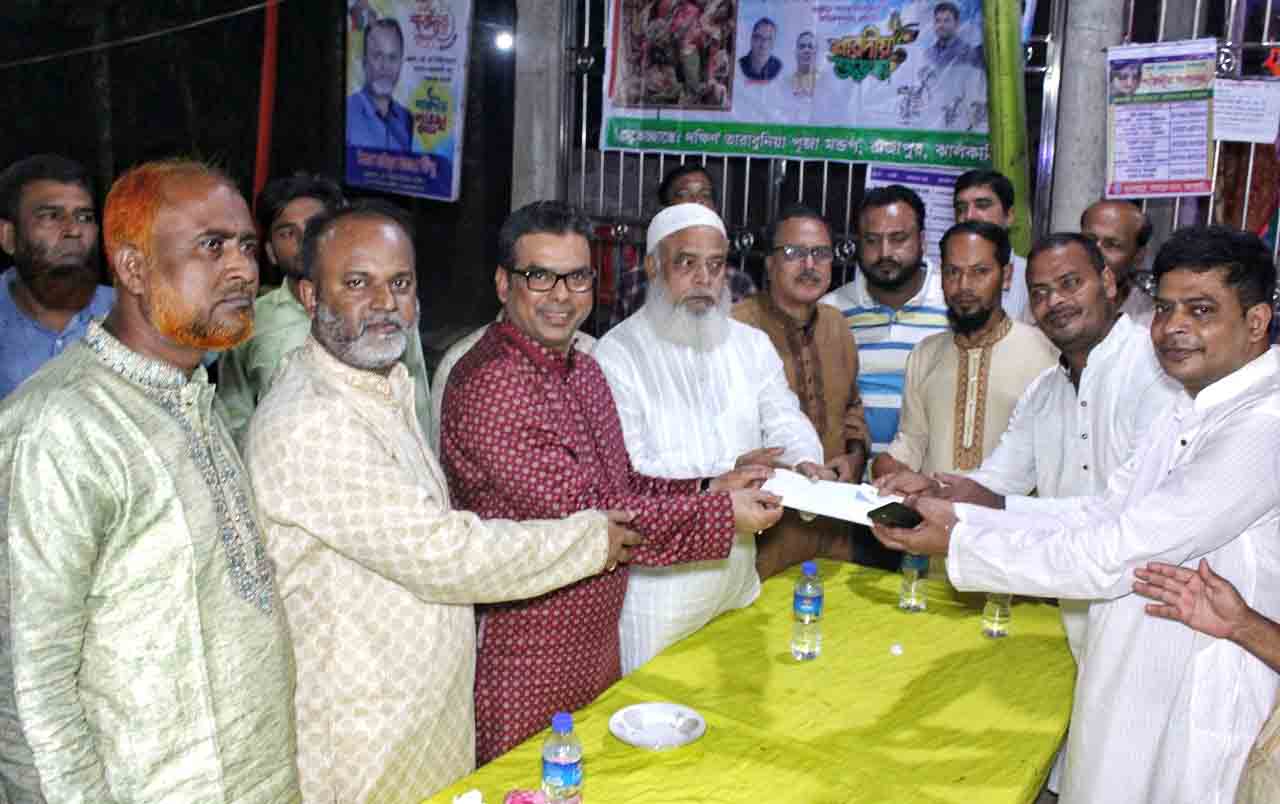 রাজাপুর ও কাঁঠালিয়ায় ৭৪ টি পূজা মন্ডপে নগদ অর্থ উপহার দিলেন মনিরুজ্জামান মনির