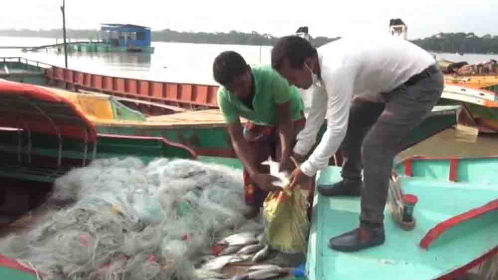 ঝালকাঠি ইলিশ রক্ষা অভিযানে ৩০ হাজার মিটার জাল ও ১০ কেজি ইলিশ জব্দ