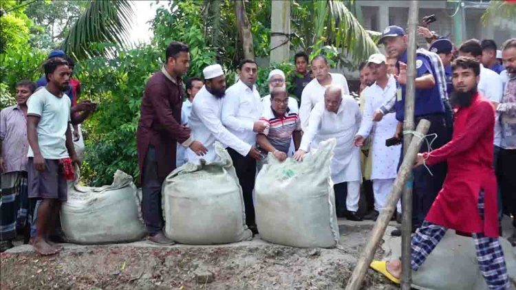 নলছিটিতে সুগন্ধা নদীর ভাঙন কবলিত এলাকায় জিও ব্যাগ ফালানো কার্যক্রমের উদ্বোধন