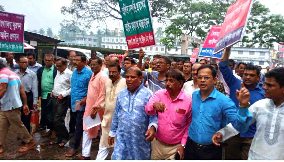 ঝালকাঠিতে হিন্দু সম্প্রদায়ের বিক্ষোভ ও সমাবেশ