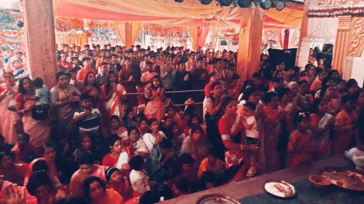 ঝালকাঠিতে মহাঅষ্টমীতে বিশ্ব শান্তি কামনায় দূর্গা দেবীর পায়ে শত শত নারী পুরুষের অঞ্জলী প্রদান