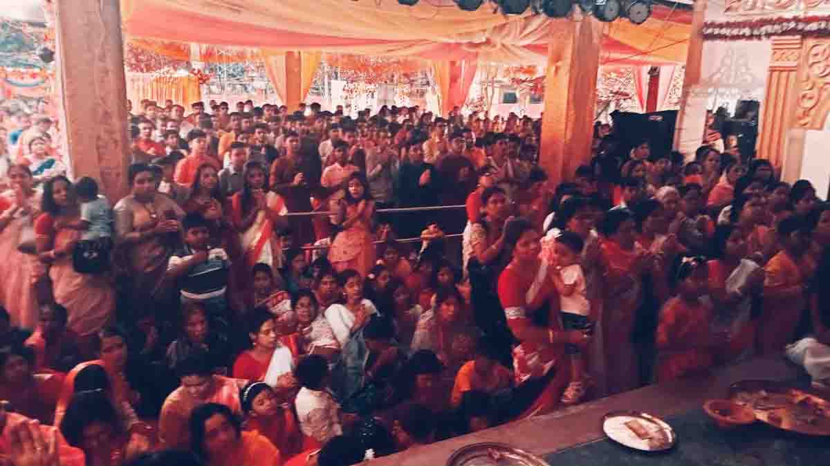 ঝালকাঠিতে মহাঅষ্টমীতে বিশ্ব শান্তি কামনায় দূর্গা দেবীর পায়ে শত শত নারী পুরুষের অঞ্জলী প্রদান